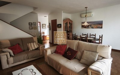 Просторный бунгало с общим бассейном и теннисным кортом, расположенный рядом с гольф-клубом.